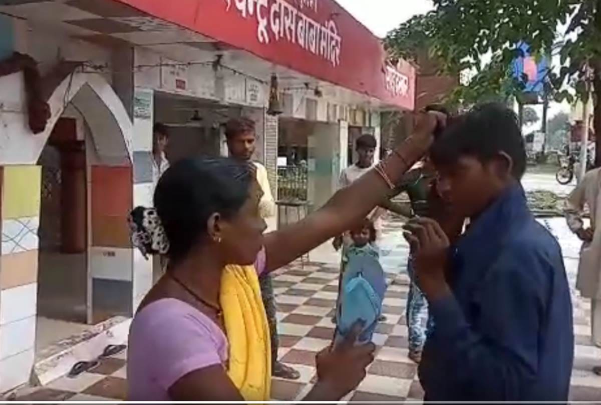 lady beaten a man with slipper in gonda