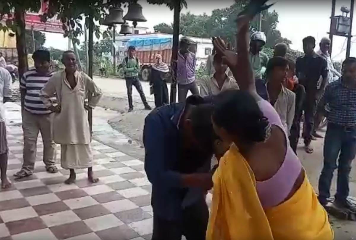 lady beaten a man with slipper in gonda