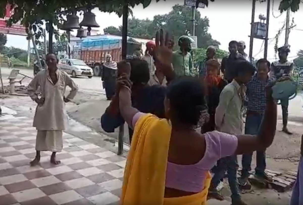 lady beaten a man with slipper in gonda