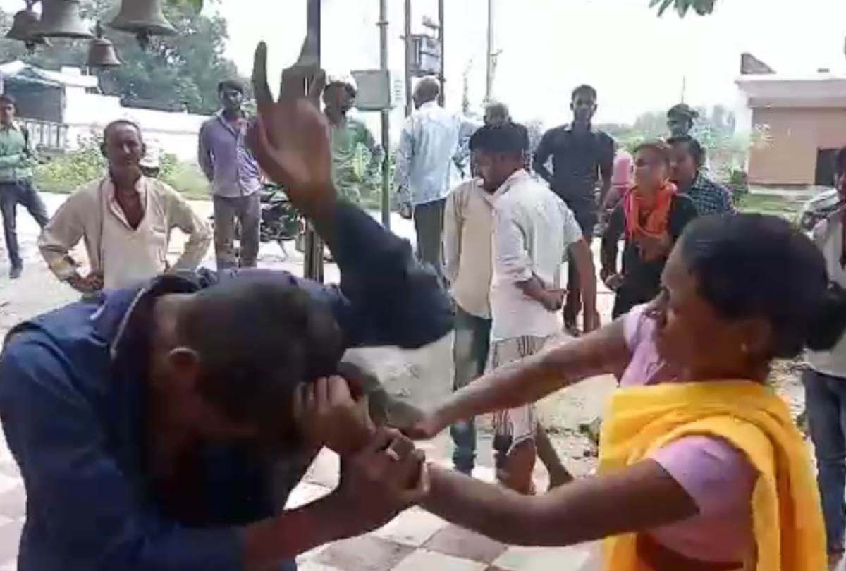 lady beaten a man with slipper in gonda