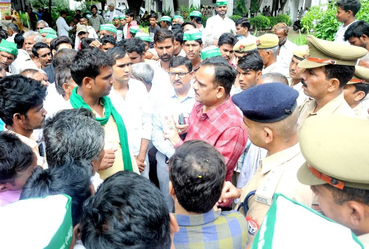 farmers protest for compensation in agra