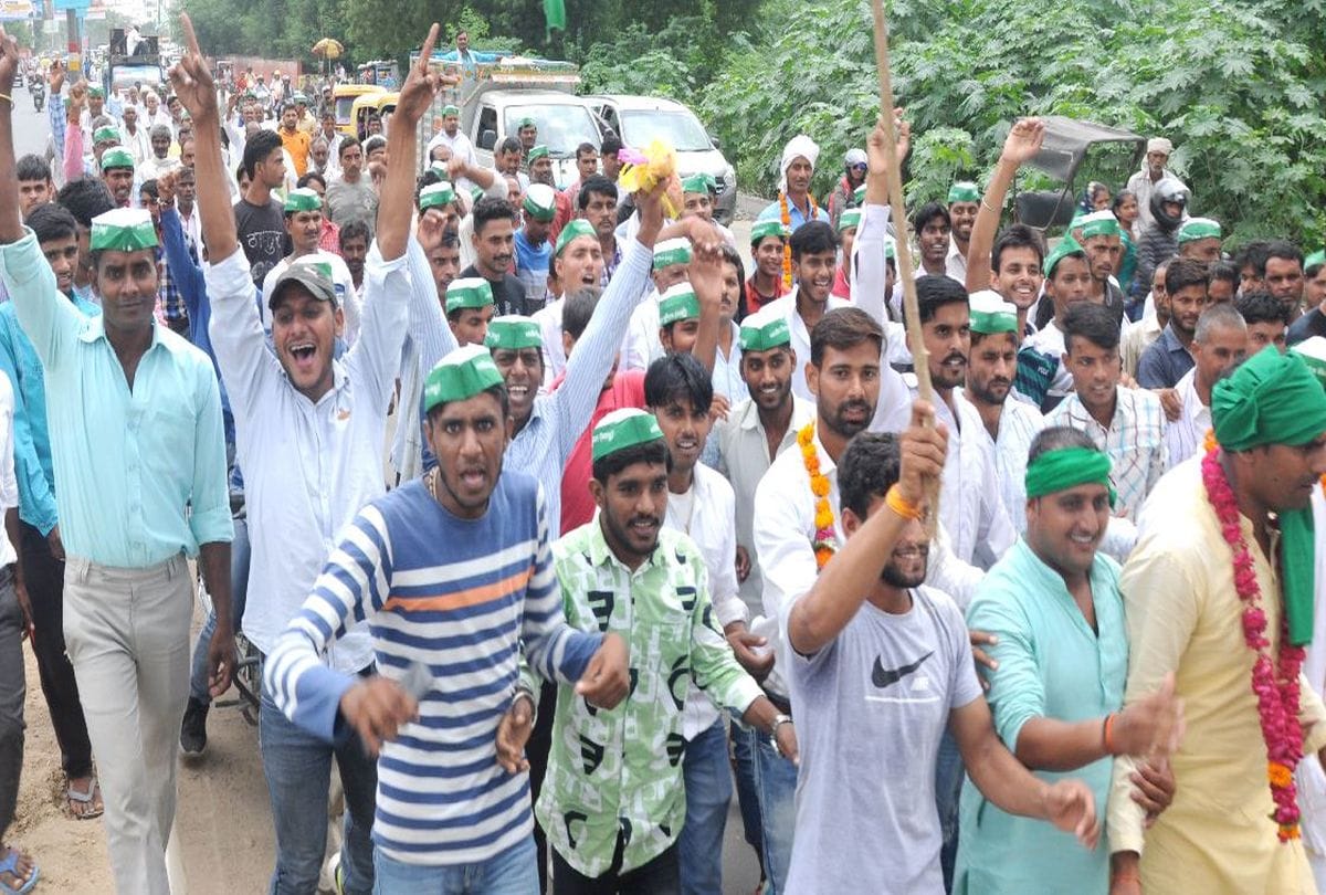 farmers protest for compensation in agra