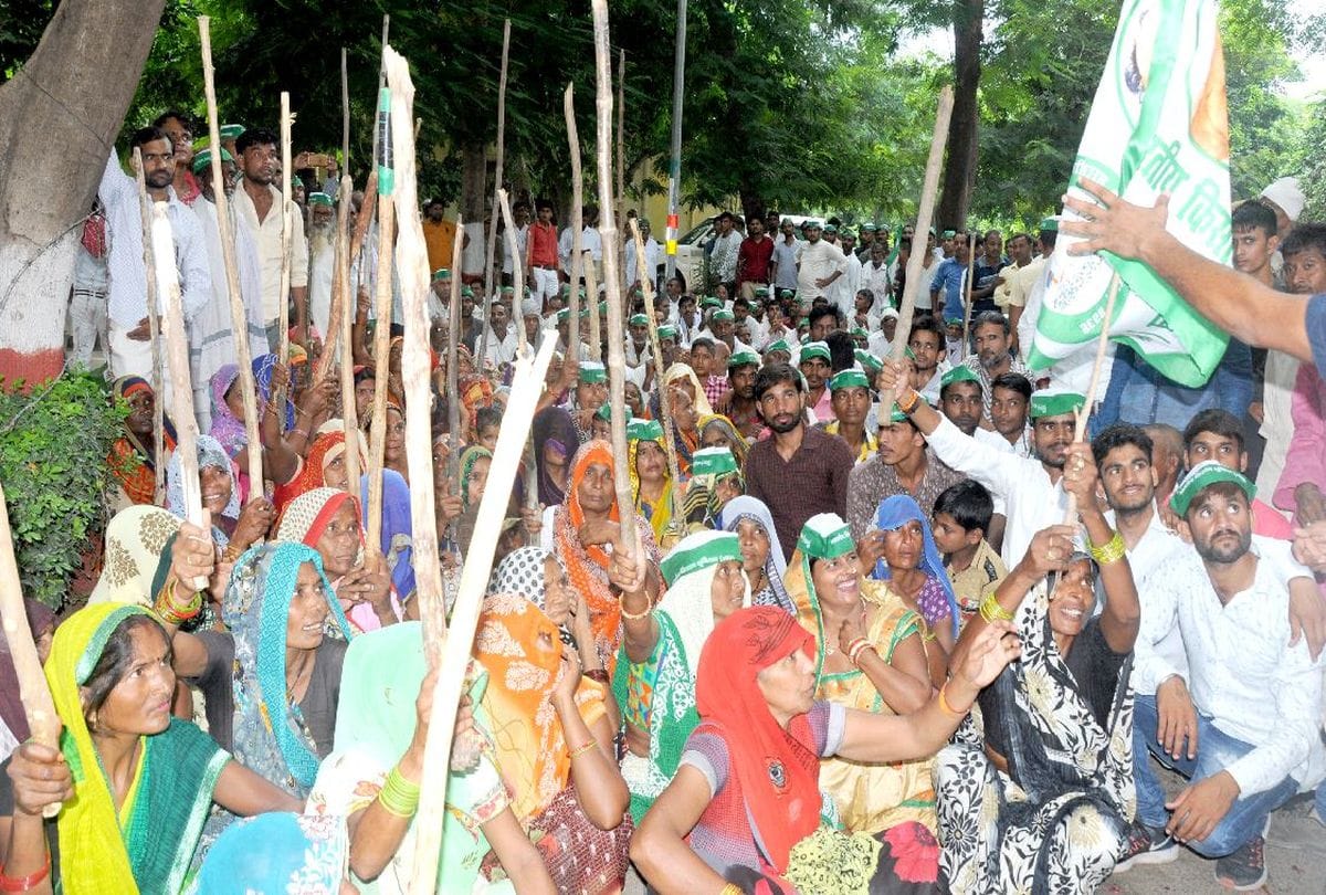 farmers protest for compensation in agra