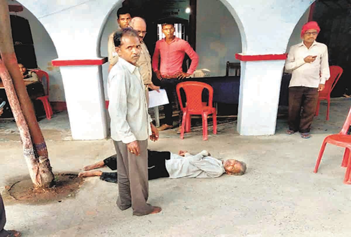 Pratapgarh: shameful act of the police, the complainant was brought to the ground