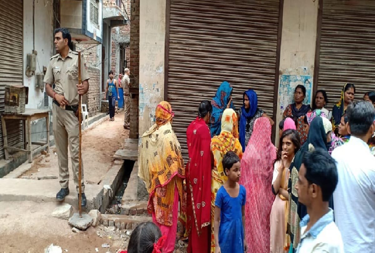 man stabbed his wife to death and chopped her body after suspicion of her having affair in delhi