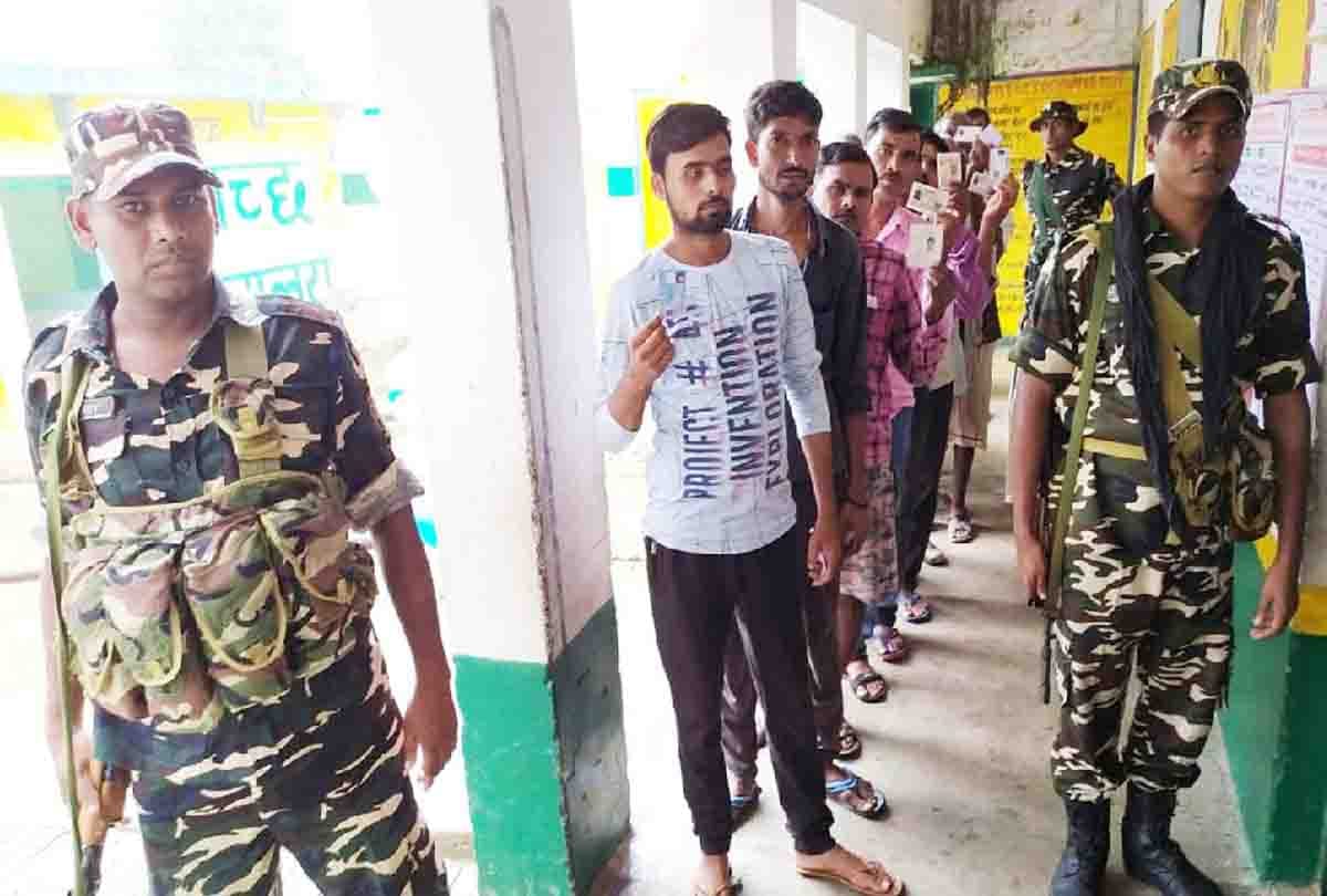 Polling was interrupted for hours due to malfunctioning of EVMs at 20 booths in Hamirpur