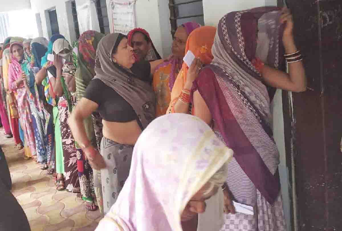 Polling was interrupted for hours due to malfunctioning of EVMs at 20 booths in Hamirpur