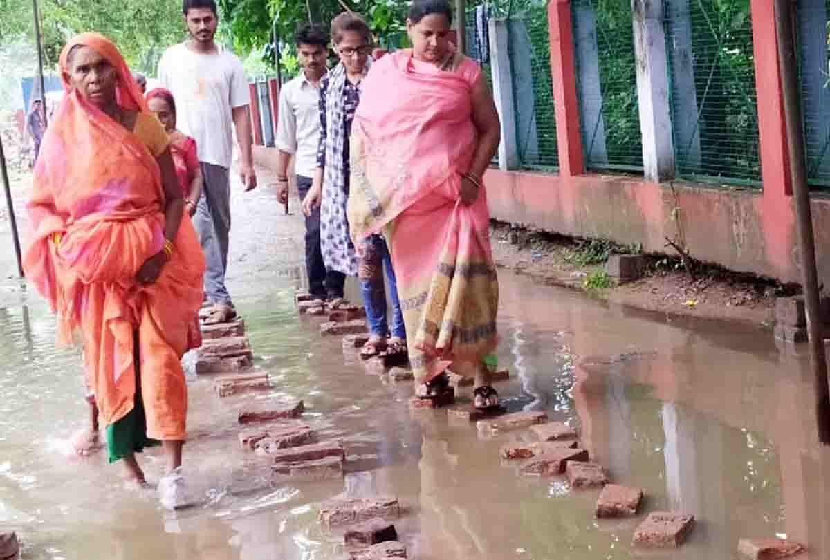 Polling was interrupted for hours due to malfunctioning of EVMs at 20 booths in Hamirpur