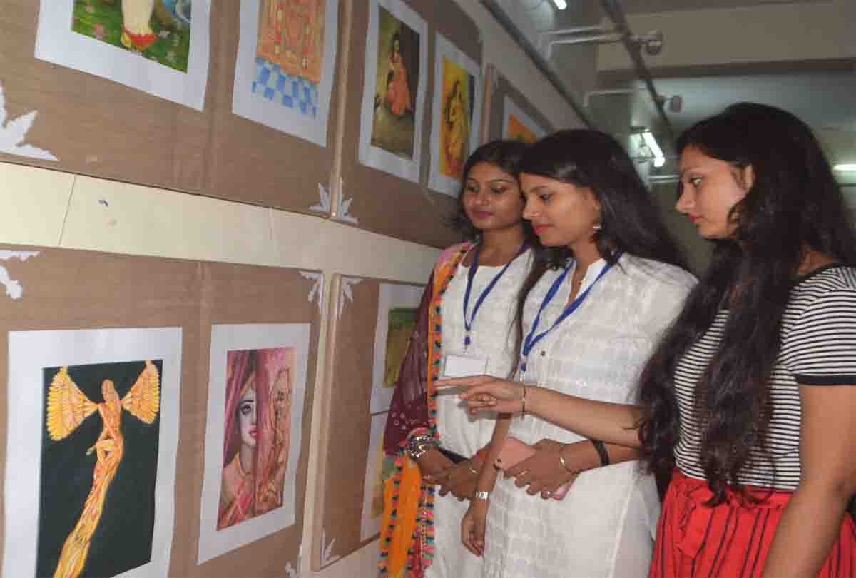 Girls were fascinated by the exhibition of pictures made with wash technique