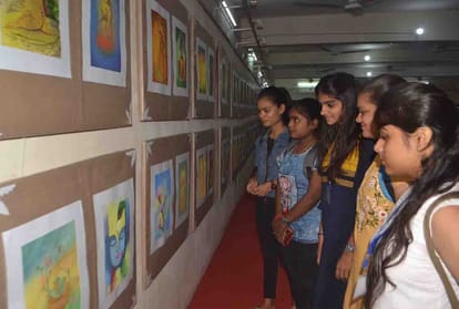 Girls were fascinated by the exhibition of pictures made with wash technique