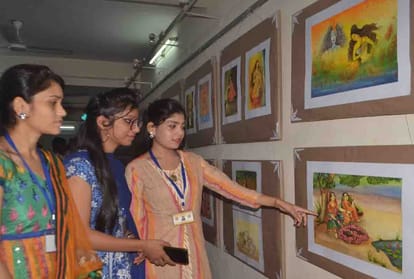 Girls were fascinated by the exhibition of pictures made with wash technique