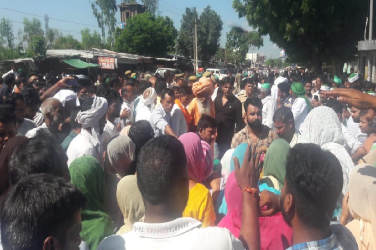man committed suicide in saharanpur, villagers jam on the road on the dead body
