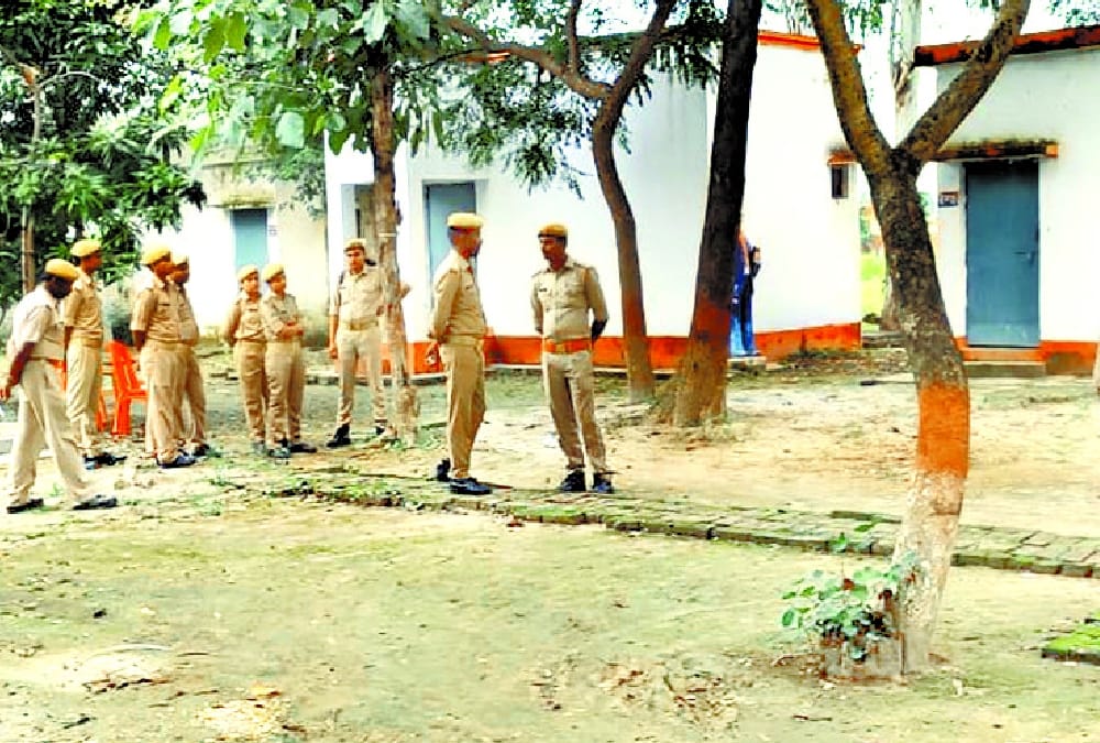 A woman sipahi commits suicide in Ambedkarnagar.