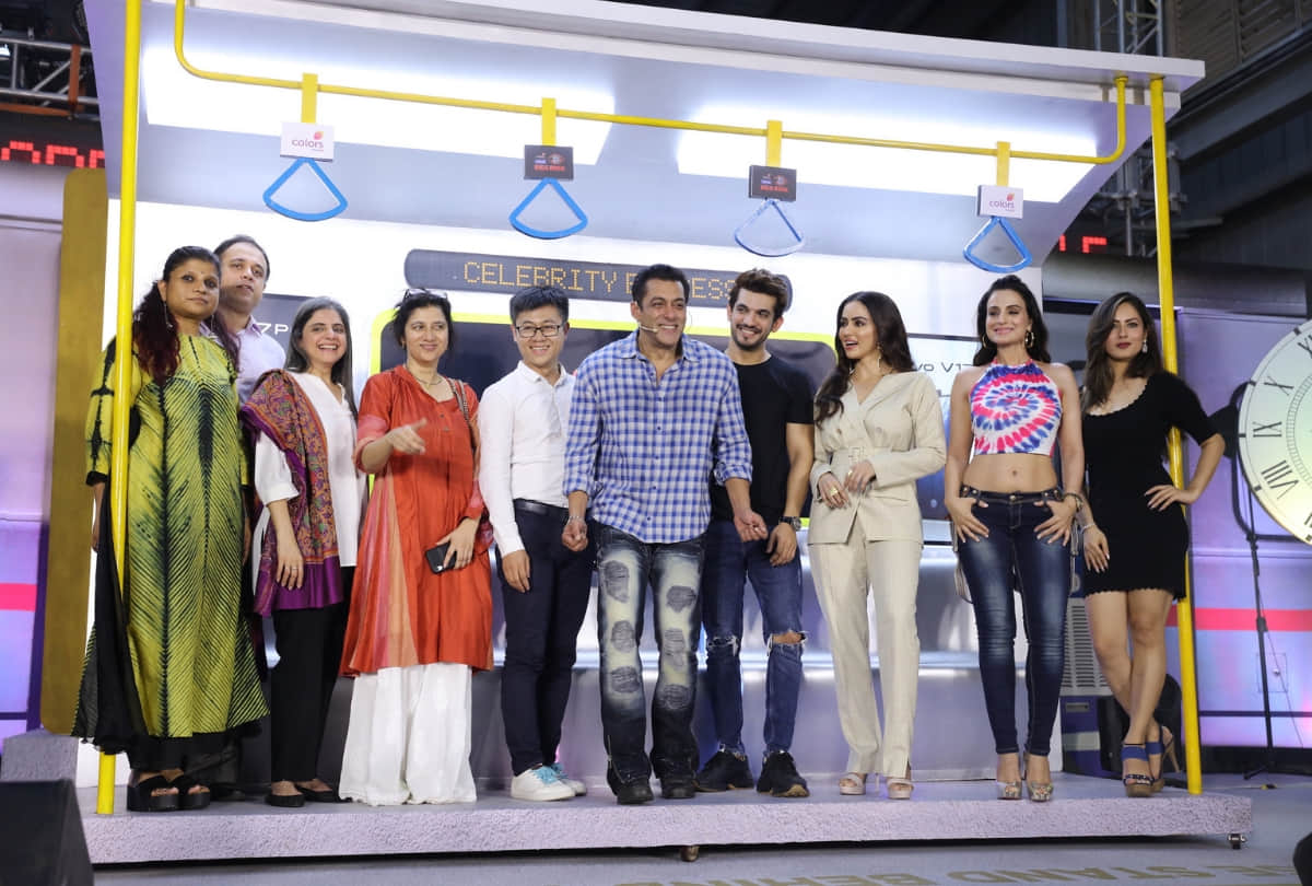 Salman Khan along with Madhuri Dixit enter in Bigg Boss 13 house today on Dance Deewane 2