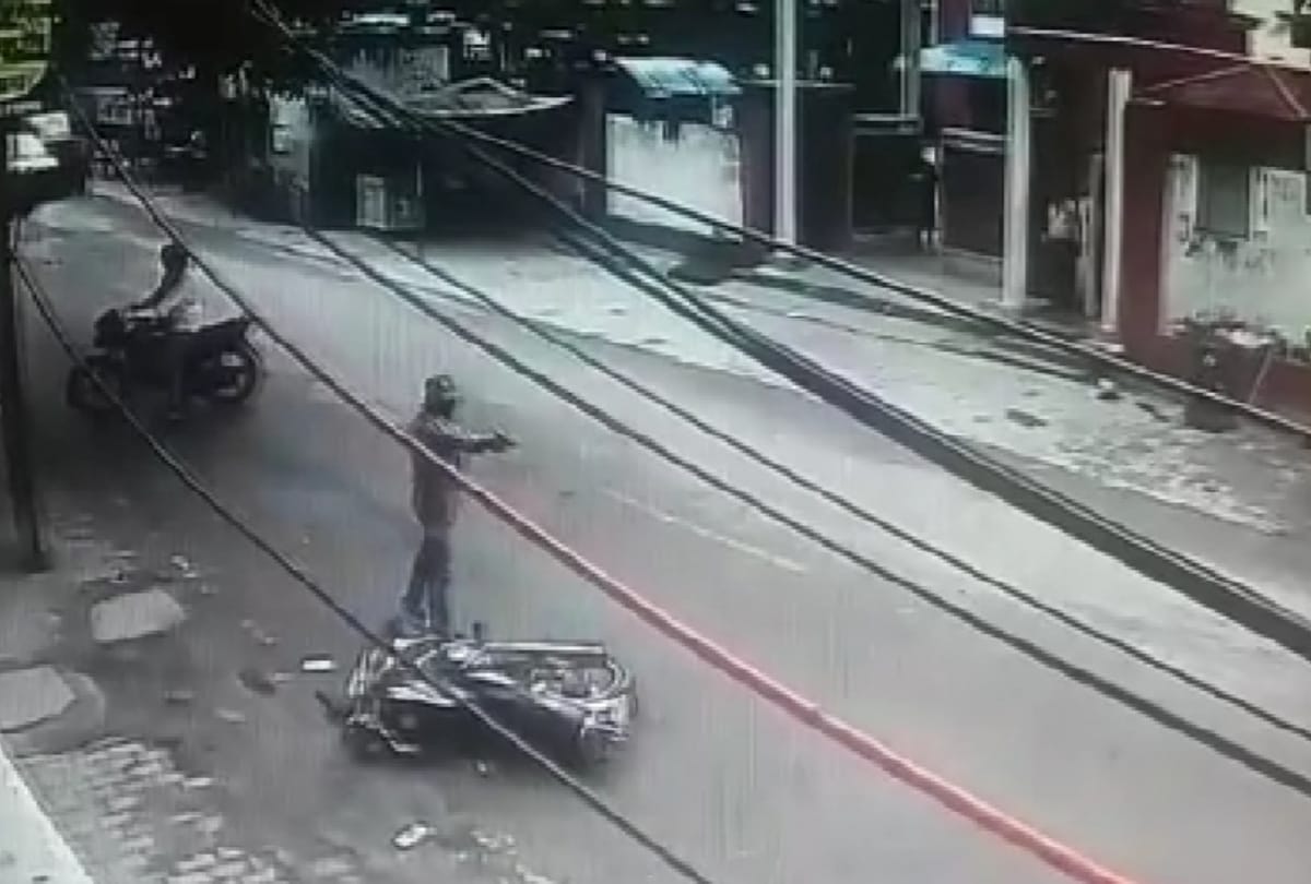 two bike rider shoot a youth in lucknow in hussianganj, land dispute suspected