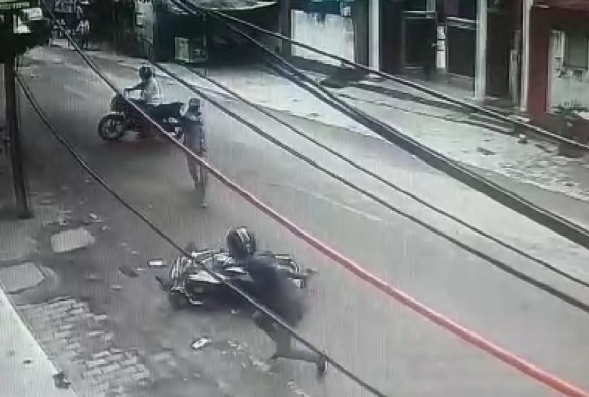two bike rider shoot a youth in lucknow in hussianganj, land dispute suspected