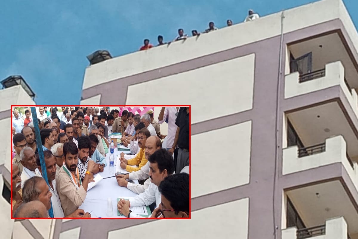 farmers protest during housing allocation process of Meerut Housing and Development