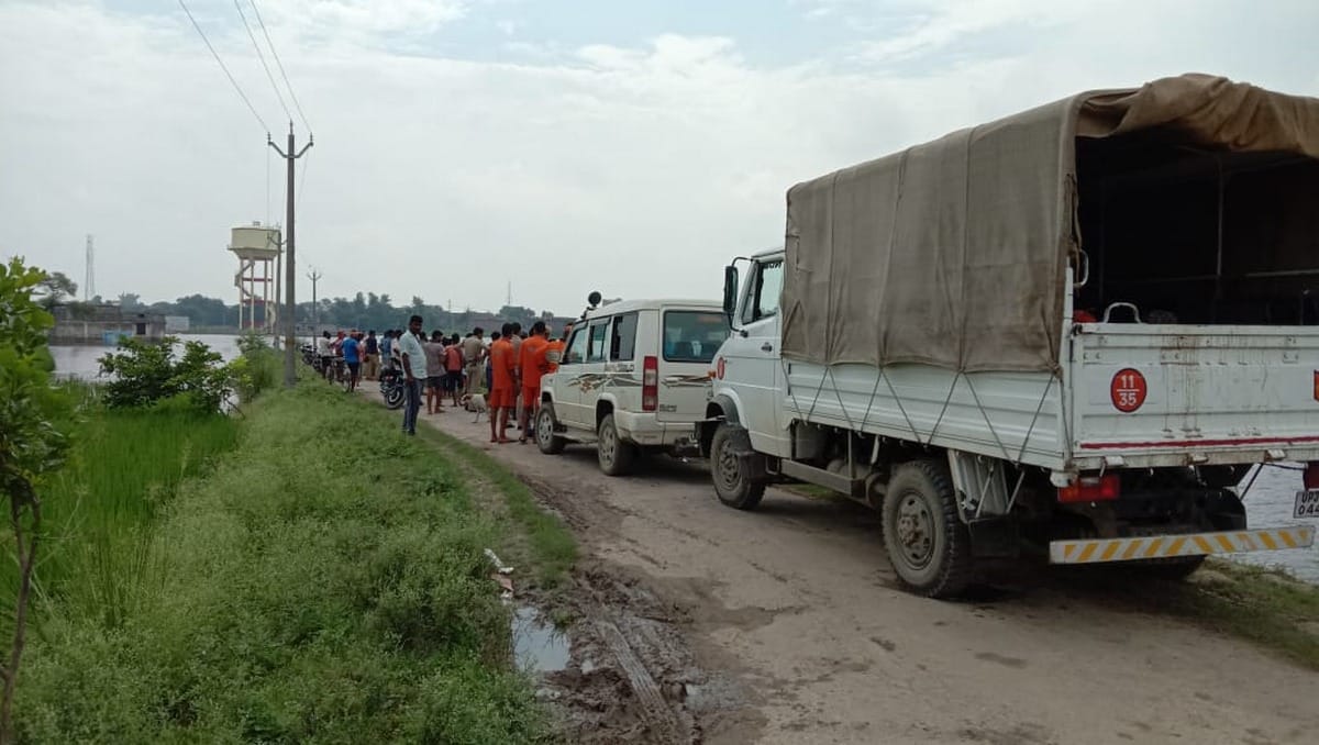 Boat sinking in ganga filled with girl students villagers in bhatoura ghazipur