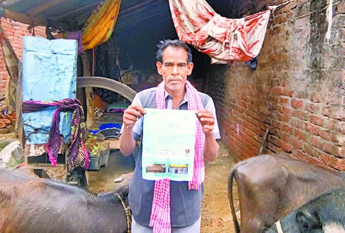 poor man didn't get the pm awas but officers hand over letter of thanks