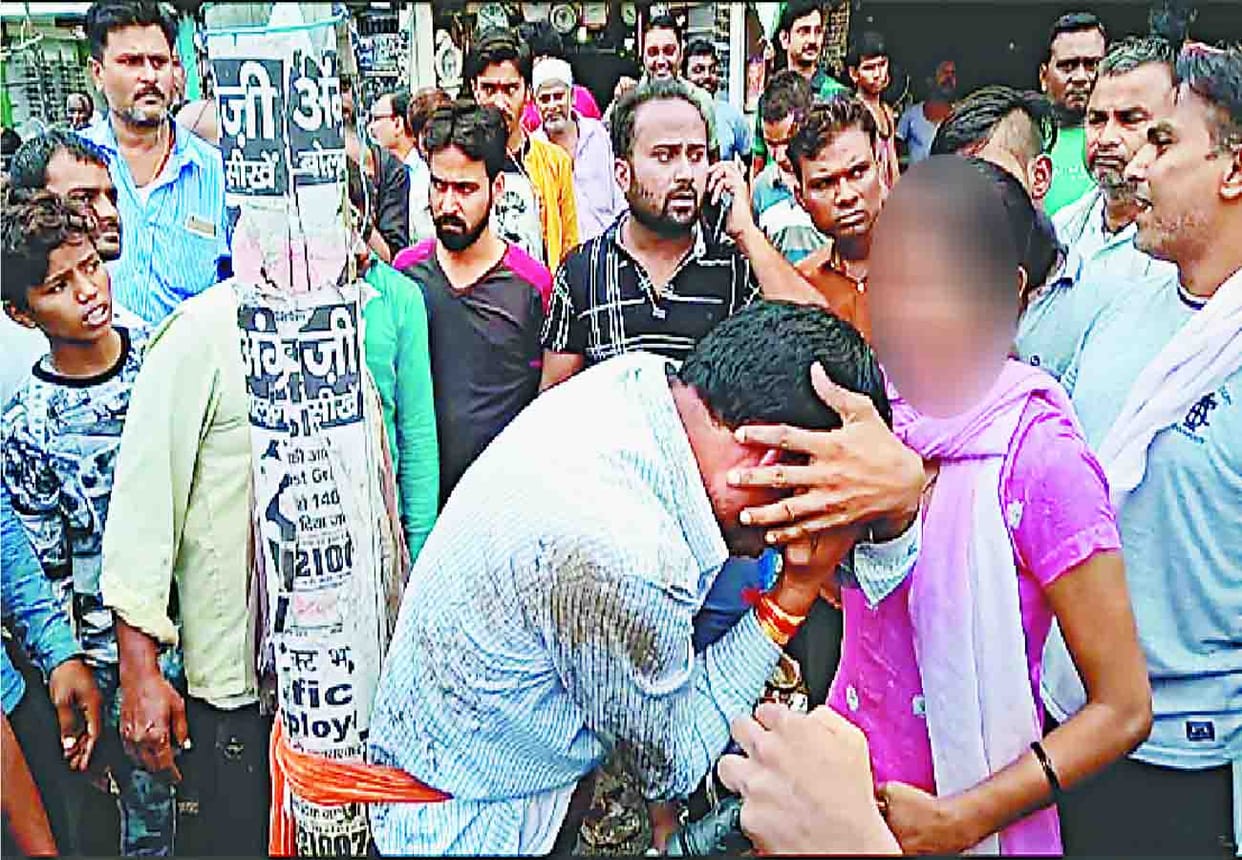 wife beating husband on road in kanpur