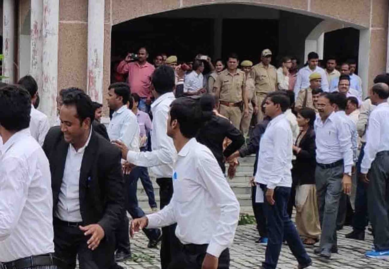 advocates beaten lekhpal in collectorate in kannauj