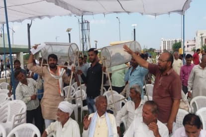 farmers protest during housing allocation process of Meerut Housing and Development