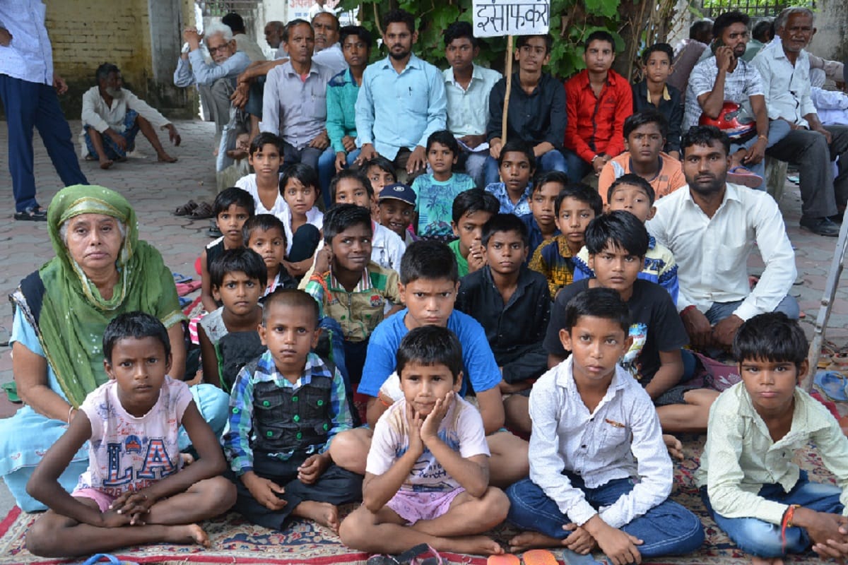 Woman with orphaned children has protest in collectorate of Muzaffarnagar and demand justice from DM