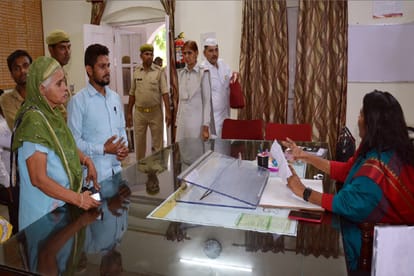 Woman with orphaned children has protest in collectorate of Muzaffarnagar and demand justice from DM