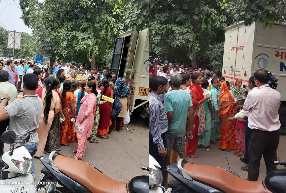 delhi people queue up in long line as government of india sold onions at rupees 22 per kg