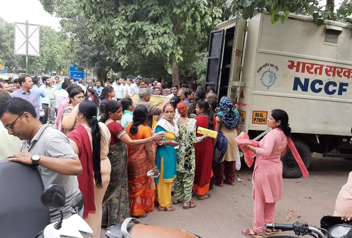 delhi people queue up in long line as government of india sold onions at rupees 22 per kg