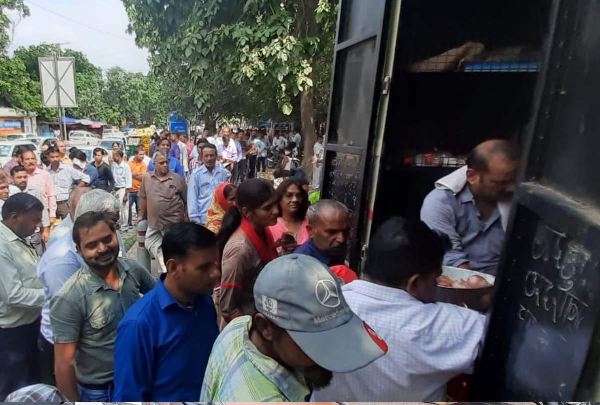 delhi people queue up in long line as government of india sold onions at rupees 22 per kg