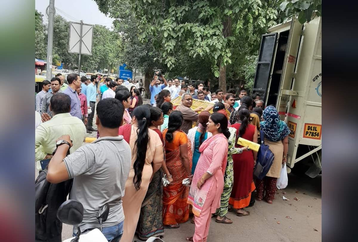 delhi people queue up in long line as government of india sold onions at rupees 22 per kg