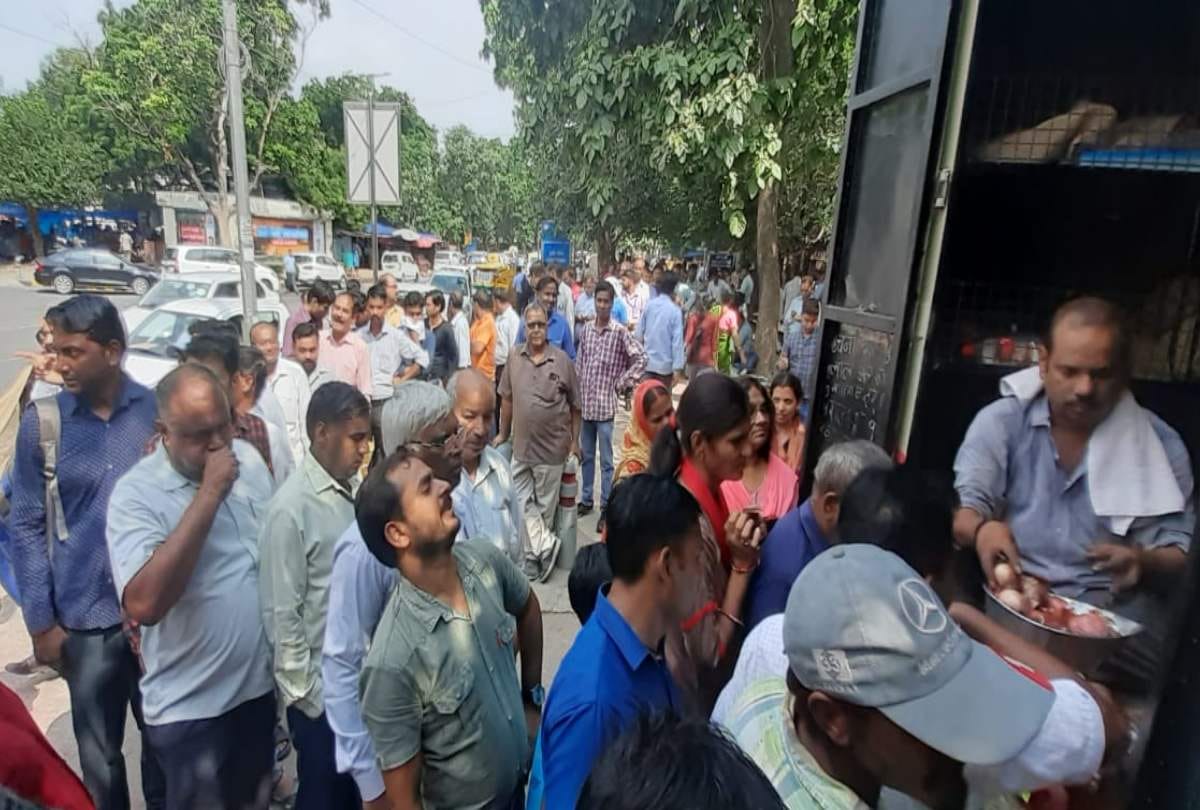 delhi people queue up in long line as government of india sold onions at rupees 22 per kg