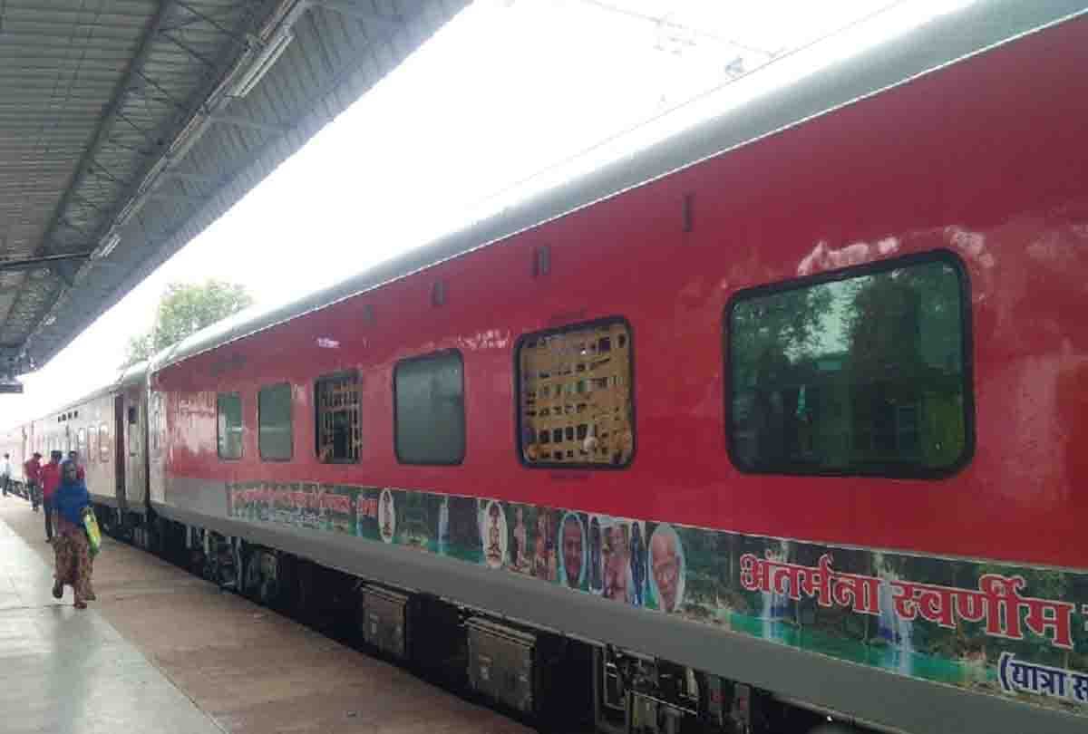 special train of pilgrims of Jain community stood at the junction for three hours