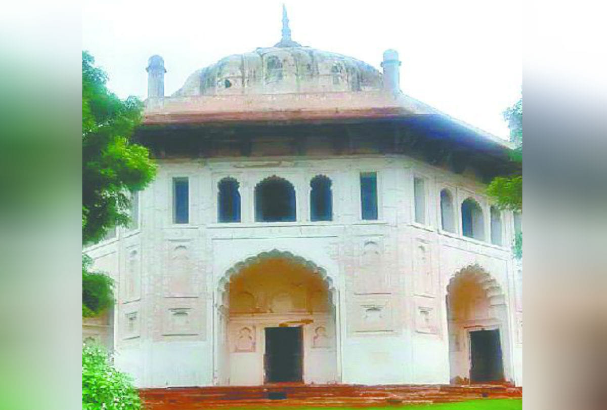 Lal Taj Mahal monuments in Agra