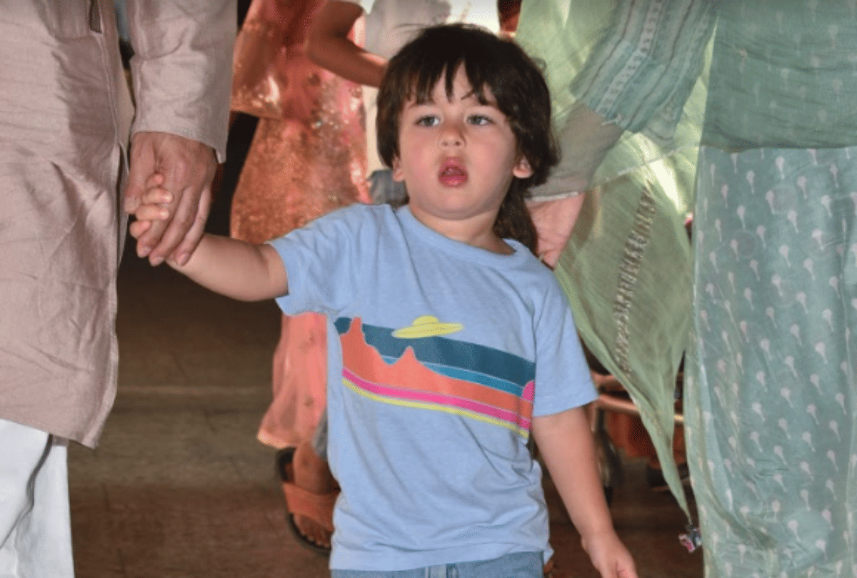 saif ali khan son taimur ali khan asked a question to reporter on live tv