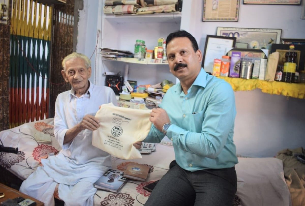 Campaign against plastic in Una, DC distributed cloth bags