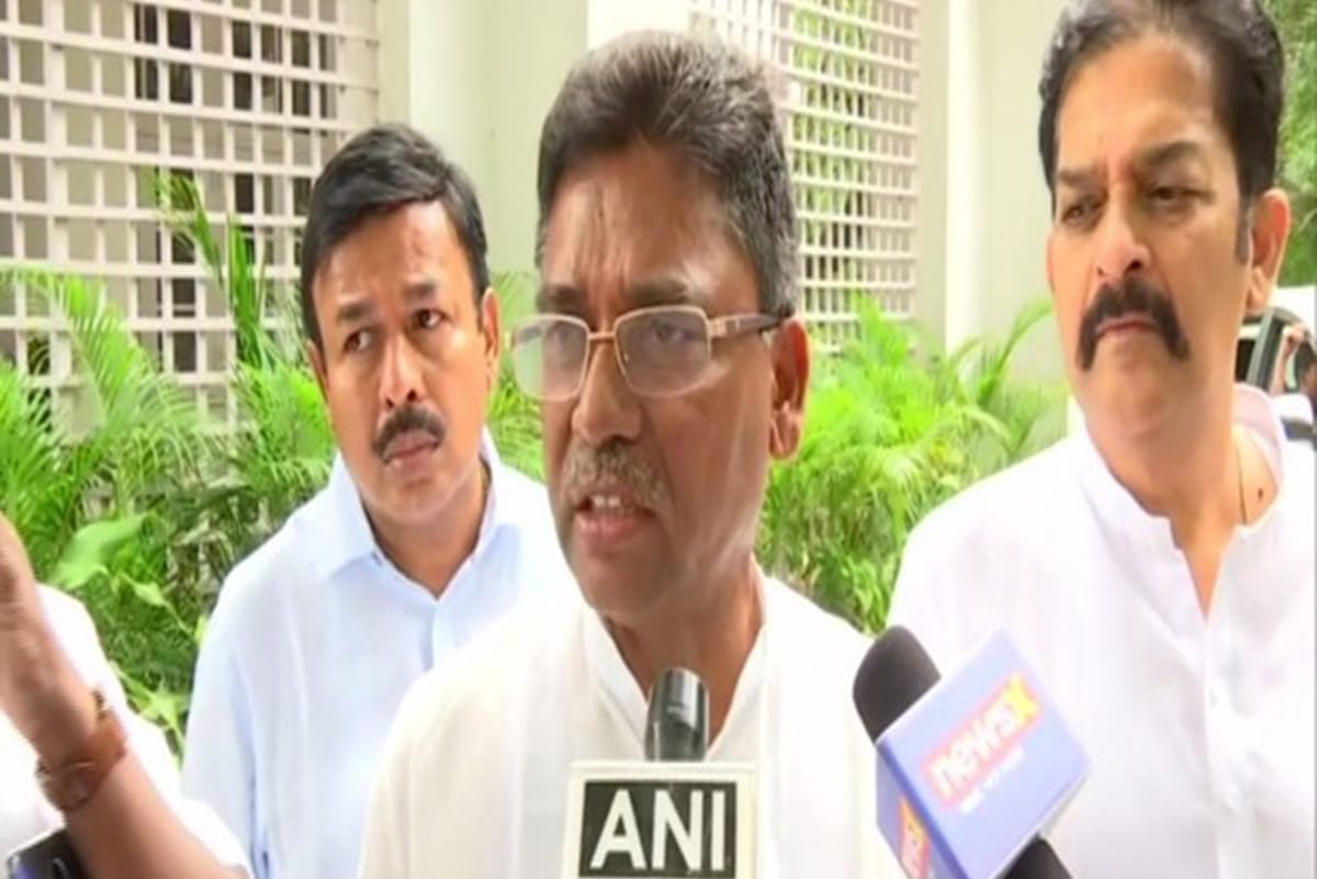 Congress leader VS Ugrappa accused the Election Commission of becoming puppet of government