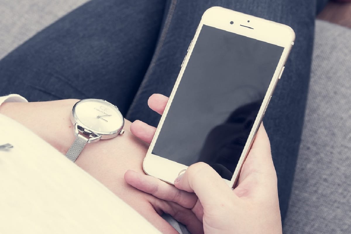 using smartphone while sit in commode is give you piles and health problems