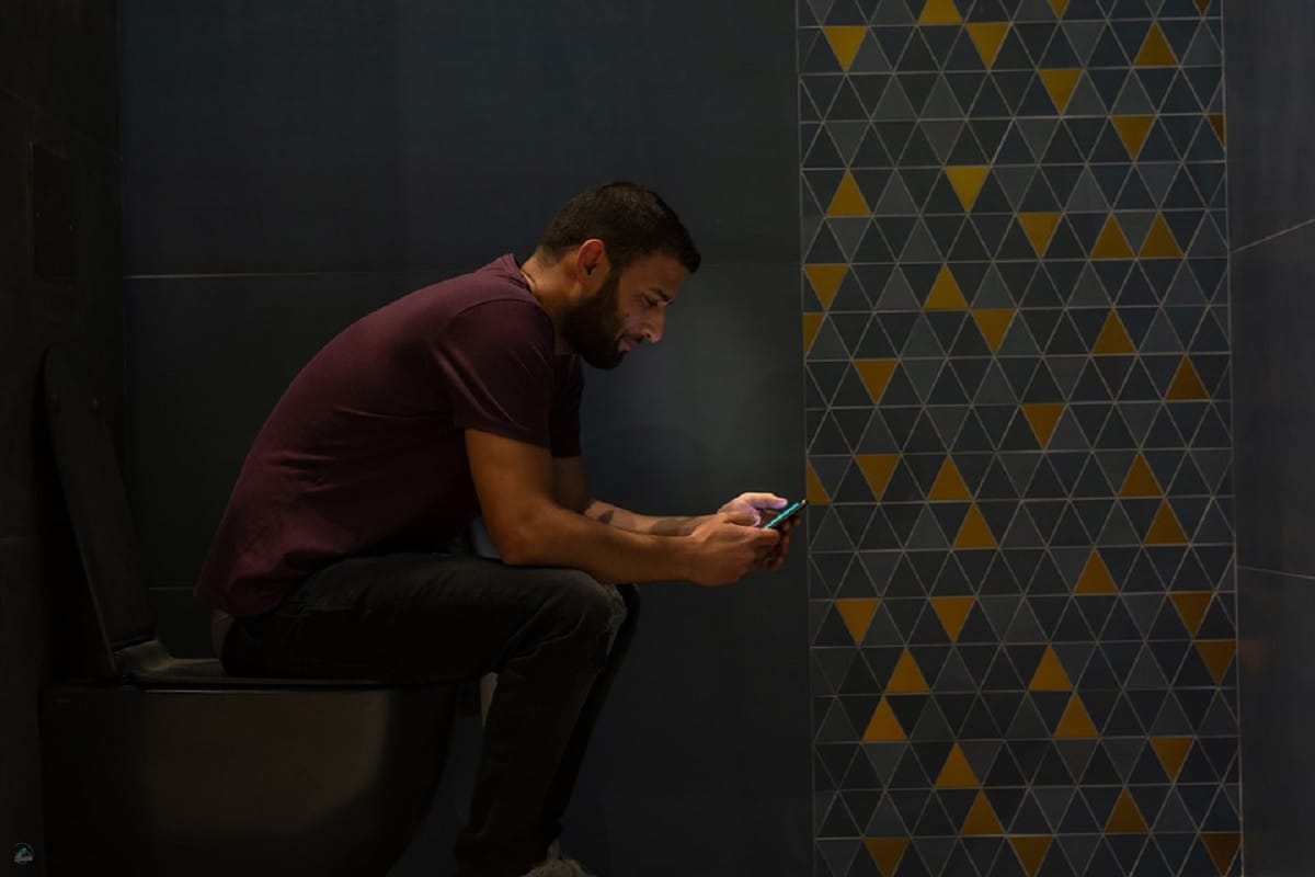 using smartphone while sit in commode is give you piles and health problems