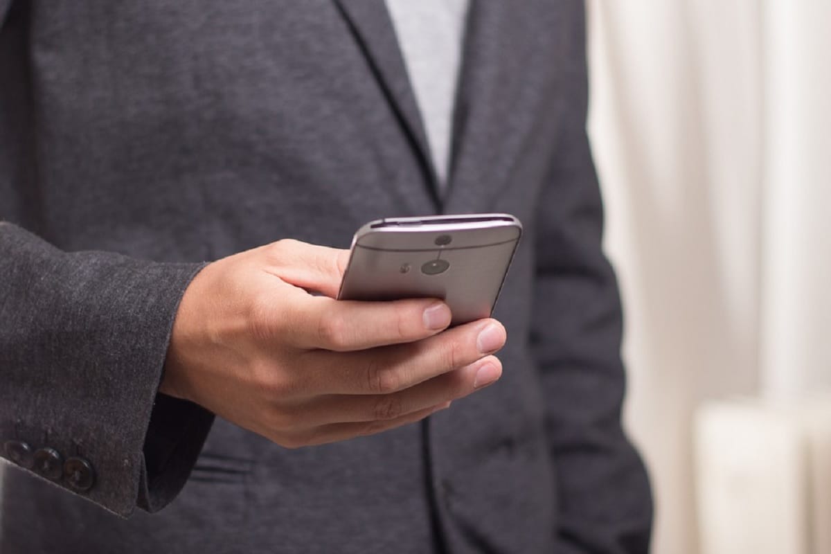 using smartphone while sit in commode is give you piles and health problems