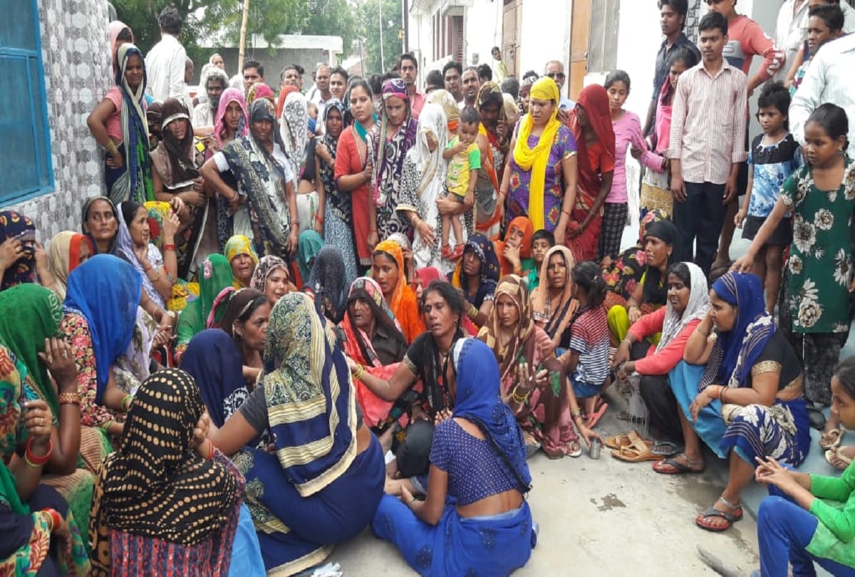 Aligarh news one died and two injured due to high tension electric wire