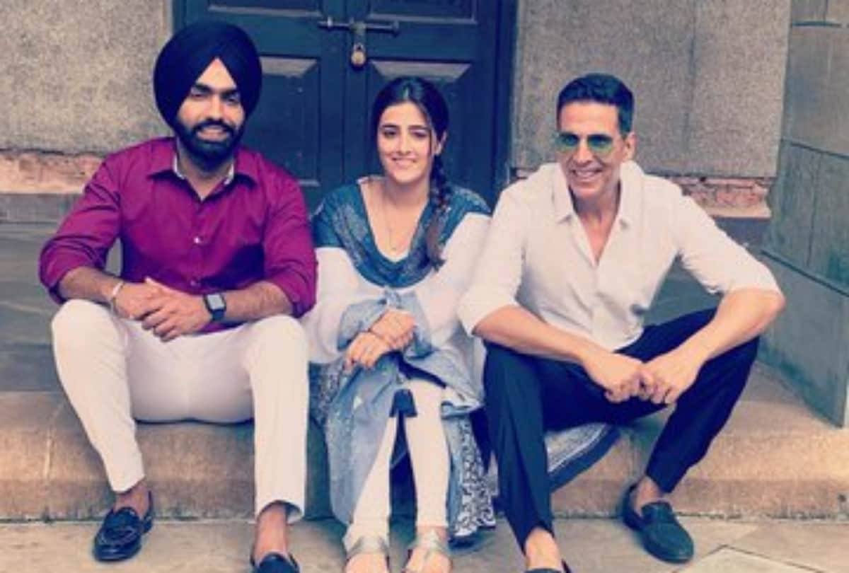 akshay kumar troll for this picture with nupur sanon
