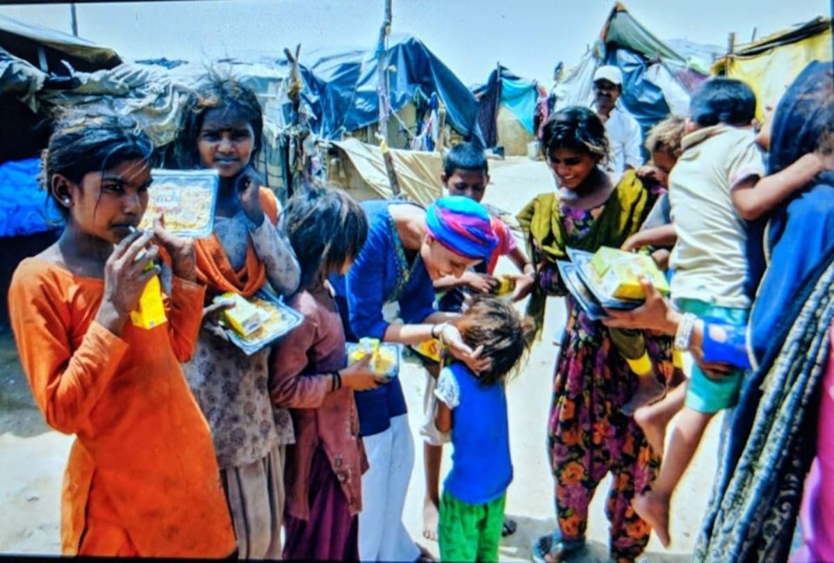 Battling Cancer delhi auto driver daughter battling cancer provides food to slum kids