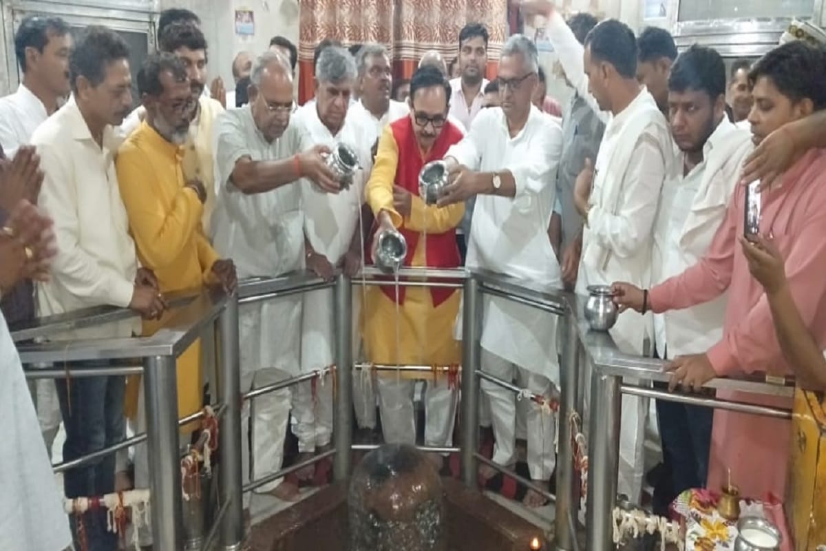 Minister Mahendra Nath Pandey has worship at Pura Mahadev Temple of Baghpat