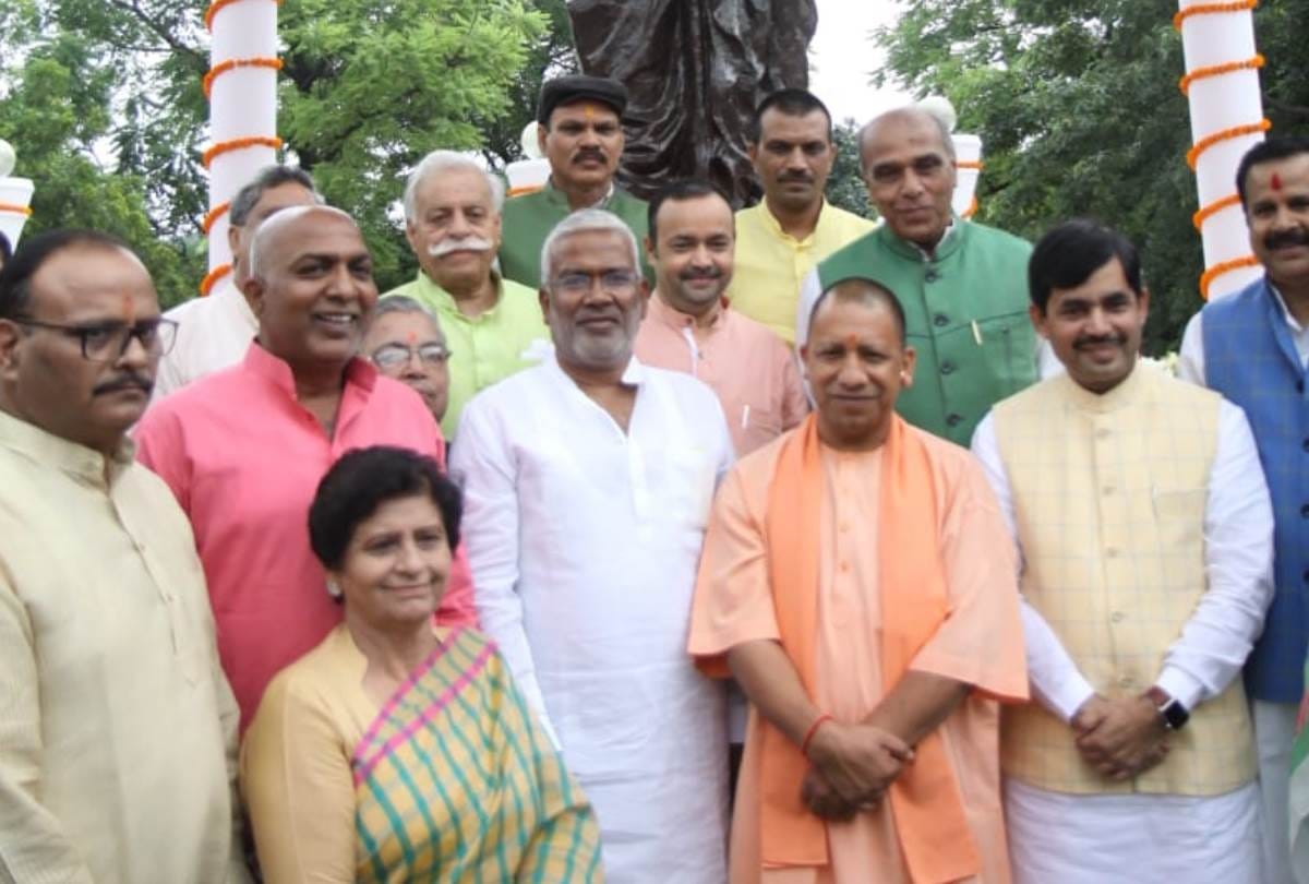 cm pays tribute to pandit deendayal upadhyay on jayanti in lucknow with other leaders