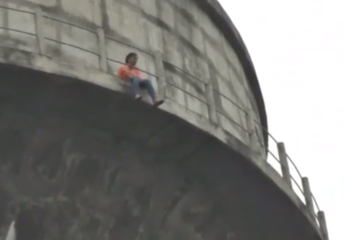 Madhya Pradesh, A girl climbed on 100 feet high water tank in Shivpuri, made a sudden jump