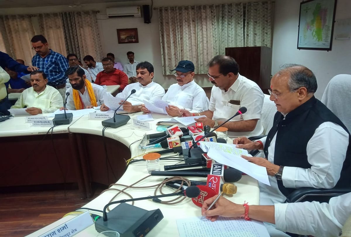 Minister Ramnaresh Agrawal announces good news for Jhansi paddy crop field workers 