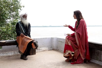 Sadhguru Jaggi Vasudev with kangana ranaut juhi chawla in varanasi