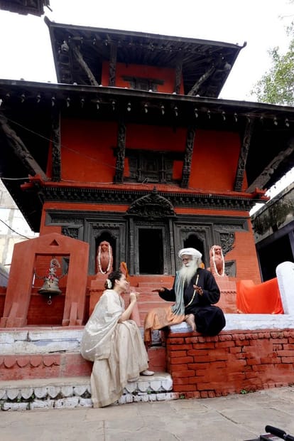 Sadhguru Jaggi Vasudev with kangana ranaut juhi chawla in varanasi